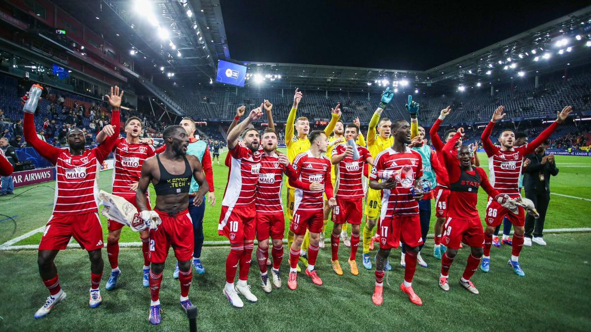 Los jugadores del Brest celebran la goleada al Salzburg
