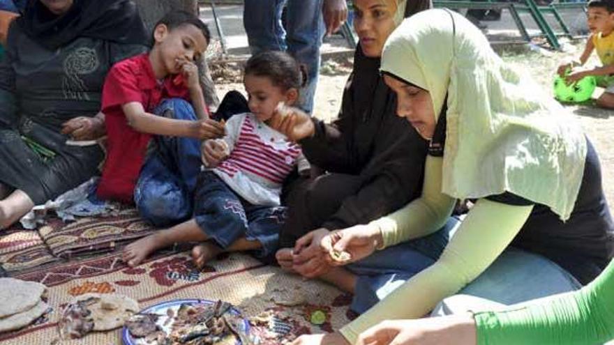 Una familia egipcia come pescado durante la celebración hoy en El Cairo del inicio de la primavera, una fiesta aconfesional en la que es tradición almorzar pescado salado y cebolletas. La popular Fiesta de la Primavera, conocida como &quot;Sham el Nasim&quot; (&quot;el olor de la brisa&quot;), es una costumbre milenaria de tiempos faraónicos que coincide todos los años con el Lunes de Pascua de los cristianos coptos.