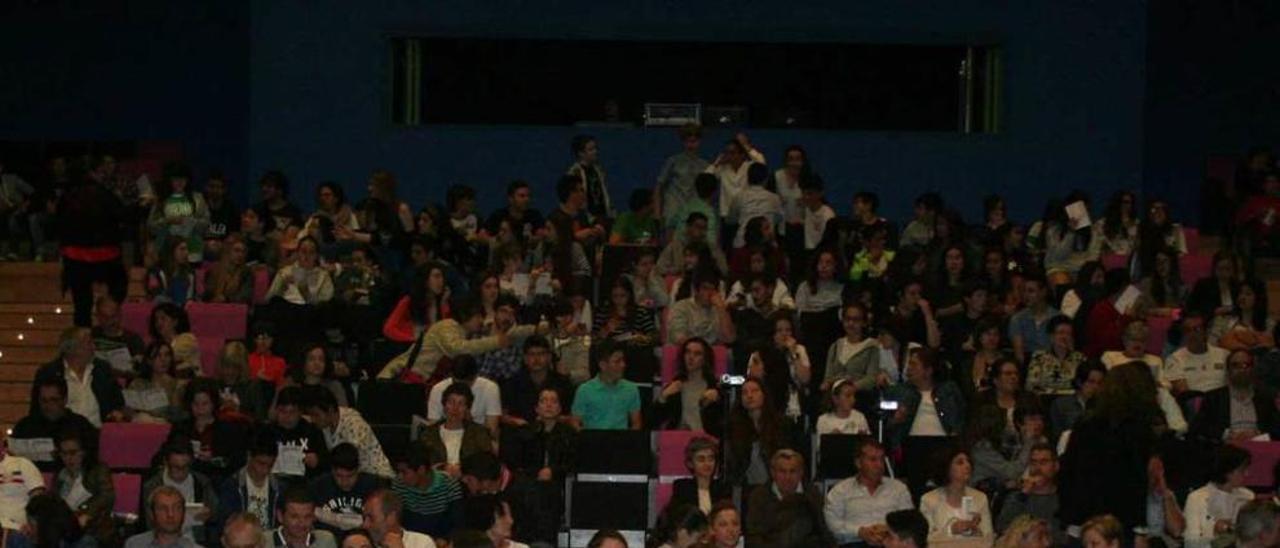 Los alumnos de teatro del Río Nora interpretan &quot;Summer Nights&quot;, del musical &quot;Grease&quot;, ayer, en el auditorio poleso.