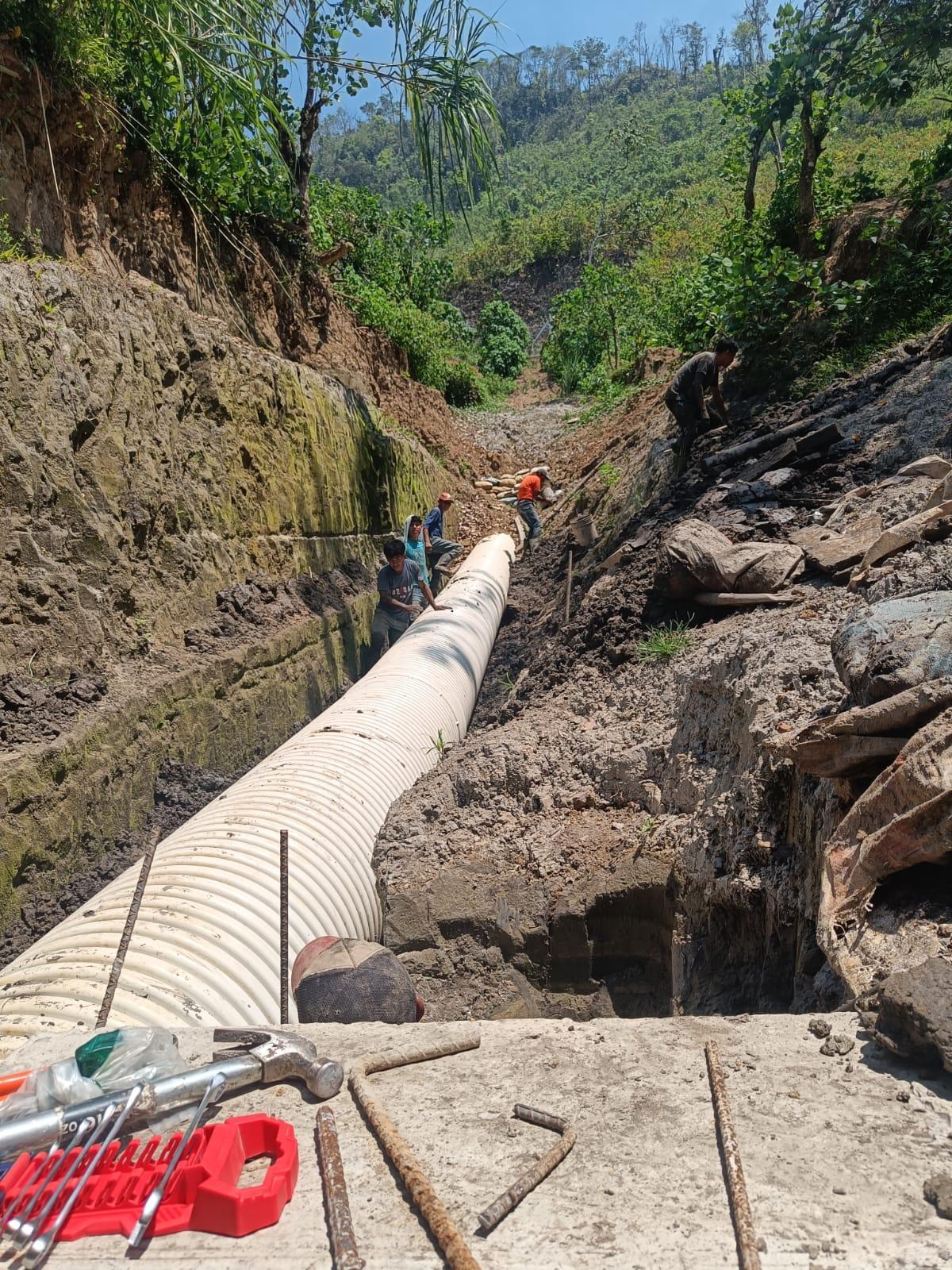 La tubería que conduce el agua hasta la turbina durante la fase de construcción.