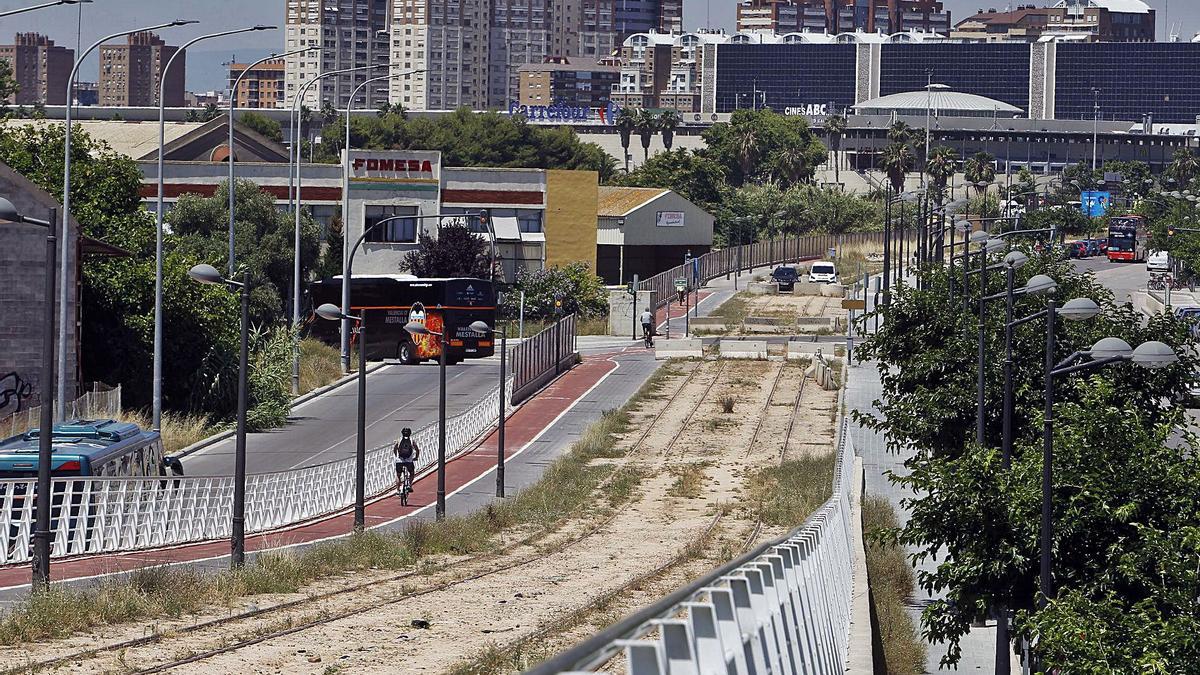 Tramo de la L-10 entre el Oceanogràfic y el barrio de Natzaret. | M. A. MONTESINOS