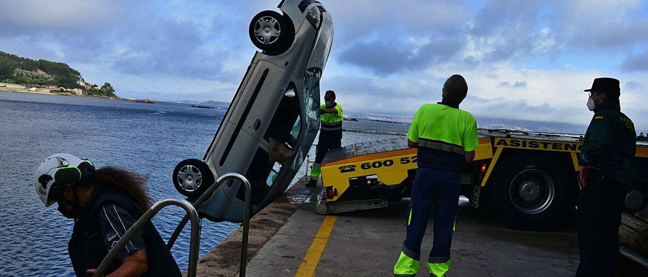 El momento en el que se recuperó el coche con el que el fallecido cayó al mar en Bueu. |   // G.NÚÑEZ