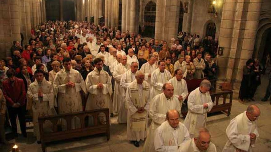 El obispo preside la bendición de los óleos ante 120 sacerdotes de la Diócesis