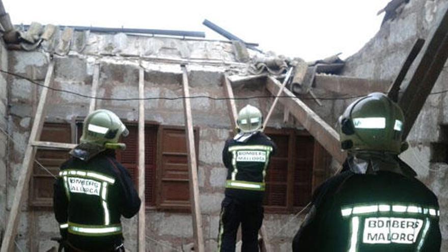 Cae el techo de un edificio dentro de una vivienda en Inca