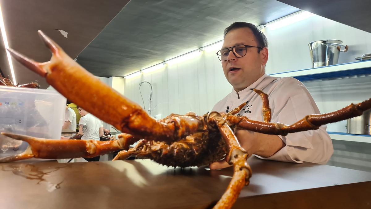 Manuel Costiña, chef de Retiro da Costiña, prepara un centollo de las Rías Baixas.