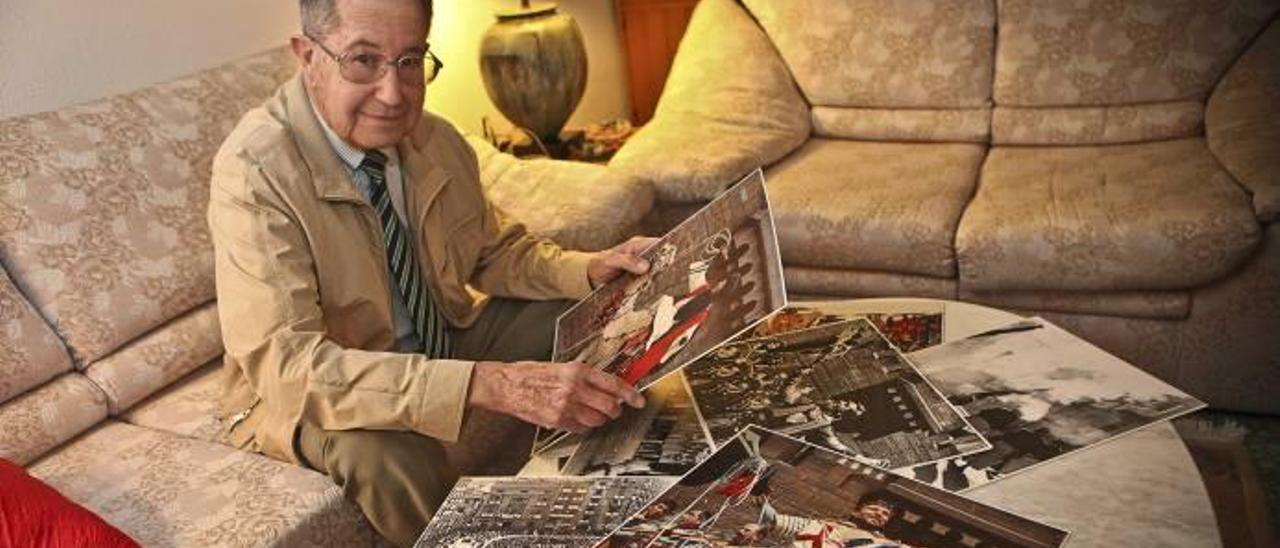 José Crespo Colomer mostrando algunas de las fotografías festeras de su amplia colección en el salón de su casa.