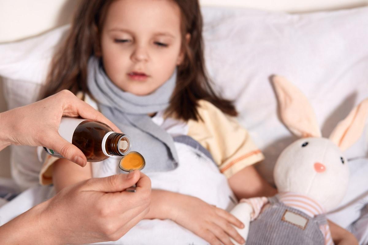 niño tomando medicamento