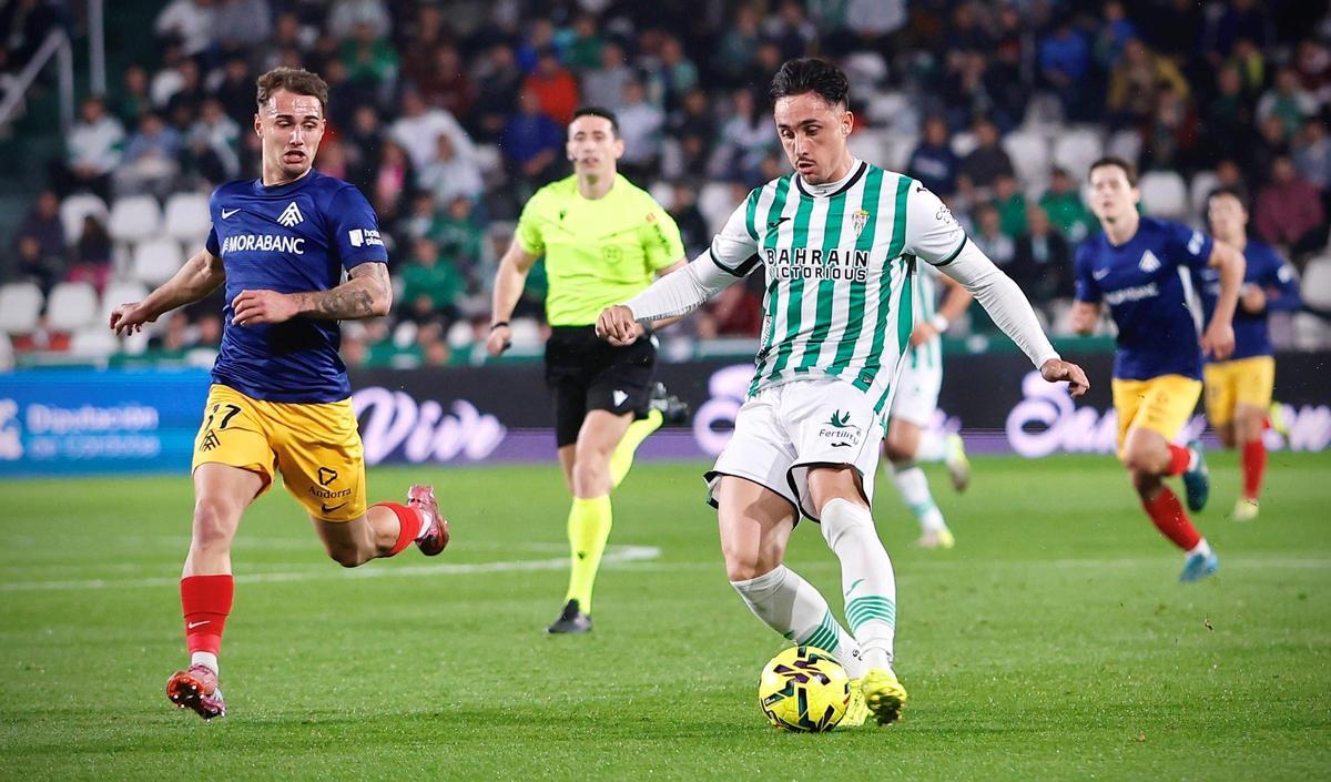 Vilarrasa controla el balón en el partido contra el Andorra.