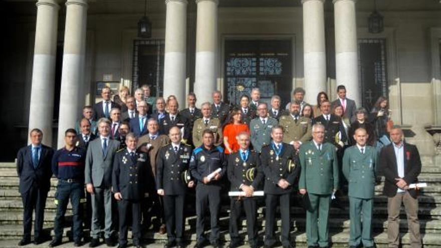 Foto de familia tras el acto en la Subdelegación del Gobierno.