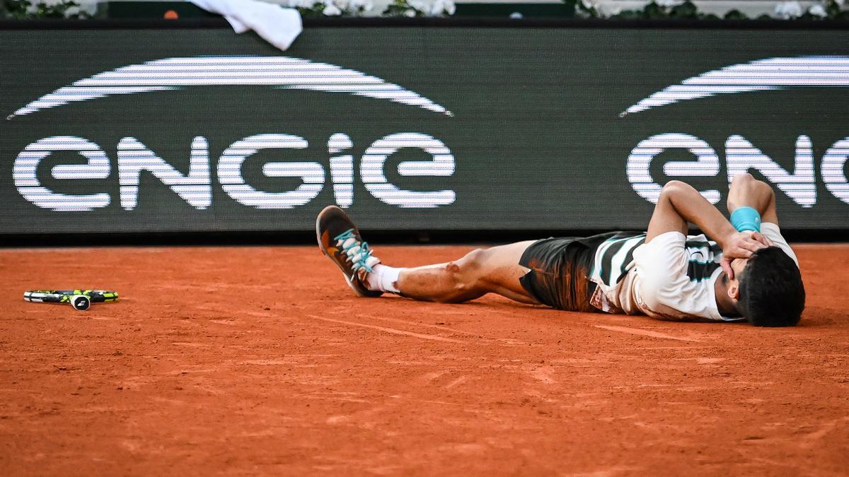 Carlos Alcaraz, tirado en el suelo tras ganar la final de Roland Garros a Jannik Sinner