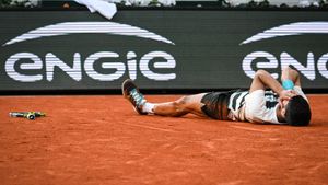 Carlos Alcaraz, tirado en el suelo tras ganar la final de Roland Garros a Jannik Sinner