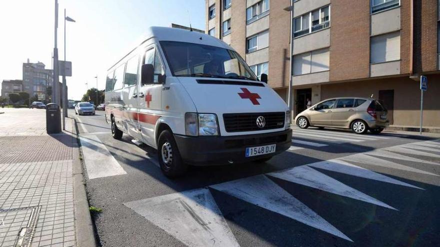 Un vehículo de la Cruz Roja pasa por un &quot;lombo&quot;. // G. Santos