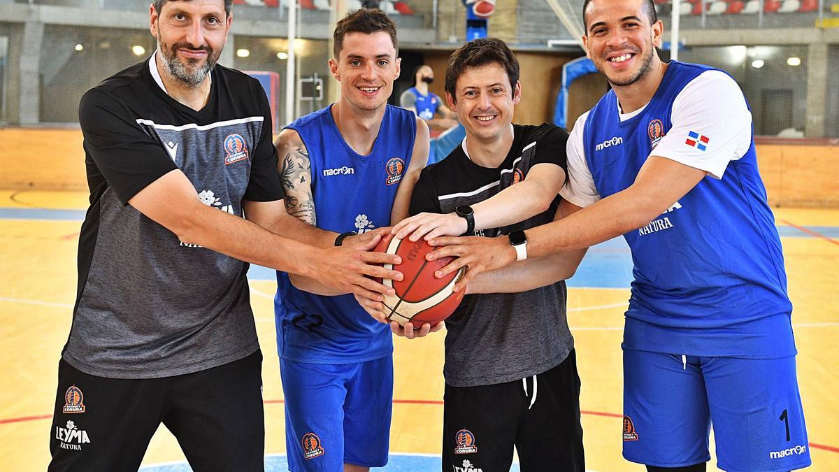 Charlie Uzal, Zach Monaghan, Gus Gago y Dago Peña, ayer en el Palacio de los Deportes de Riazor. |  // VÍCTOR ECHAVE