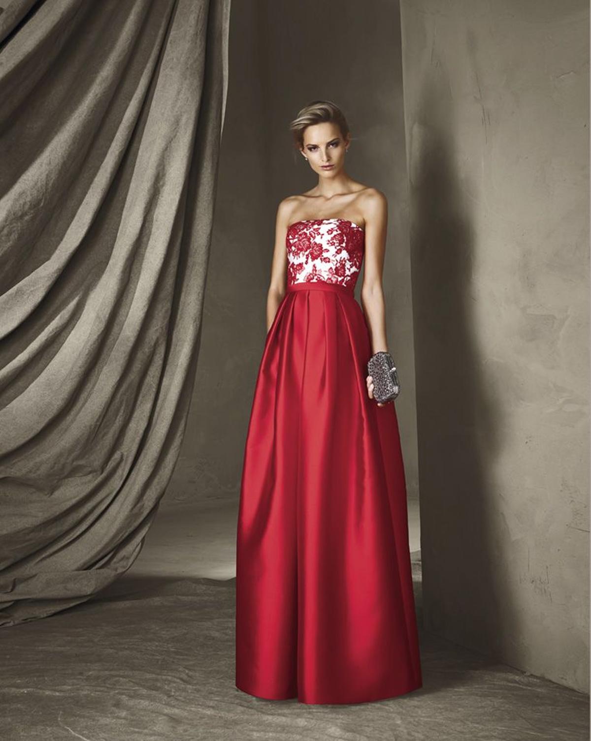 Invitadas con estilo: elegante diseño en rojo y blanco, con escote palabra de honor y flores bordadas