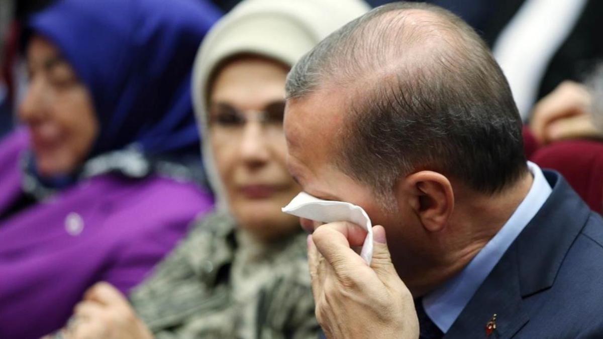 Erdogan llora de emoción en la ceremonia de su reingreso en el AKP.