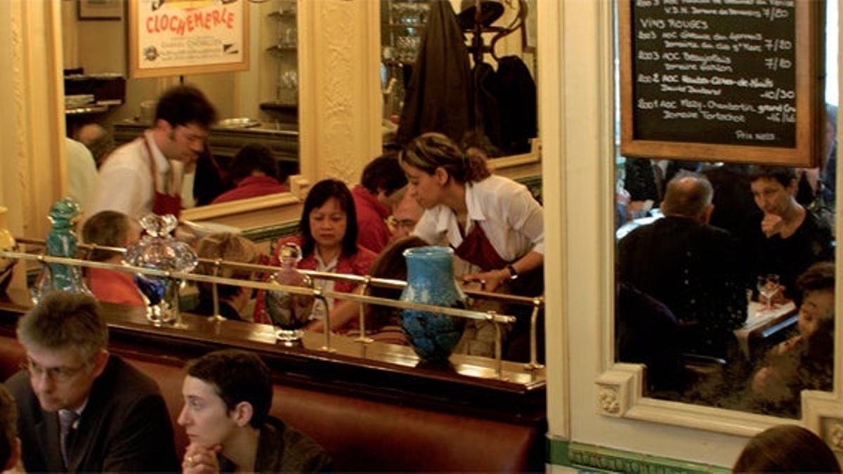 Cuando se cruza el
umbral de los bistrots
parisinos, los de
camareros con chaleco
negro, barra de zi