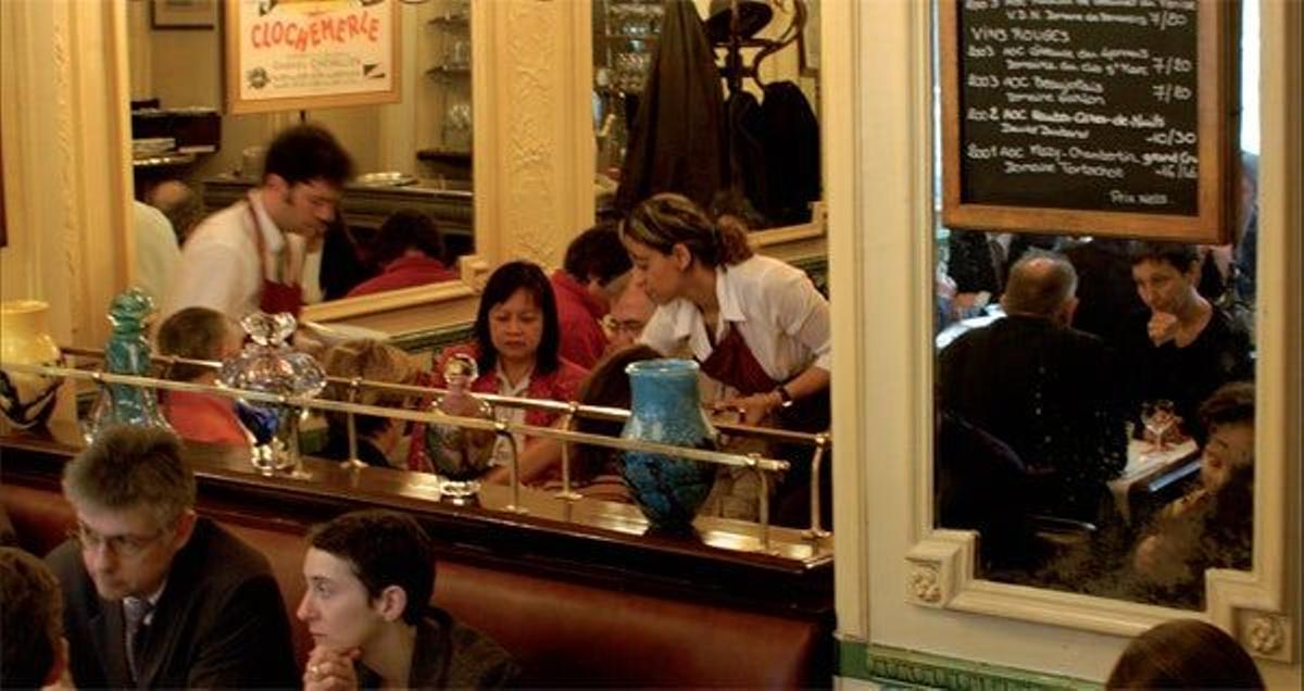 Cuando se cruza el
umbral de los bistrots
parisinos, los de
camareros con chaleco
negro, barra de zi