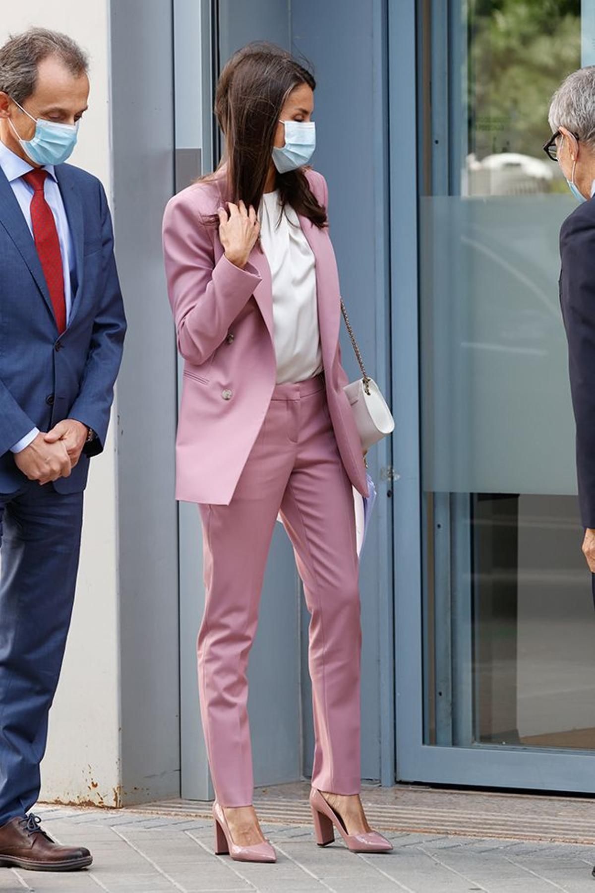 La reina Letizia con traje de chaqueta rosa de Hugo Boss
