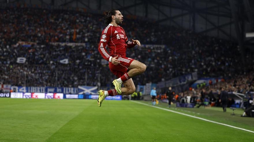 ¡Szoboszlai abre el marcador con una falta magistral!