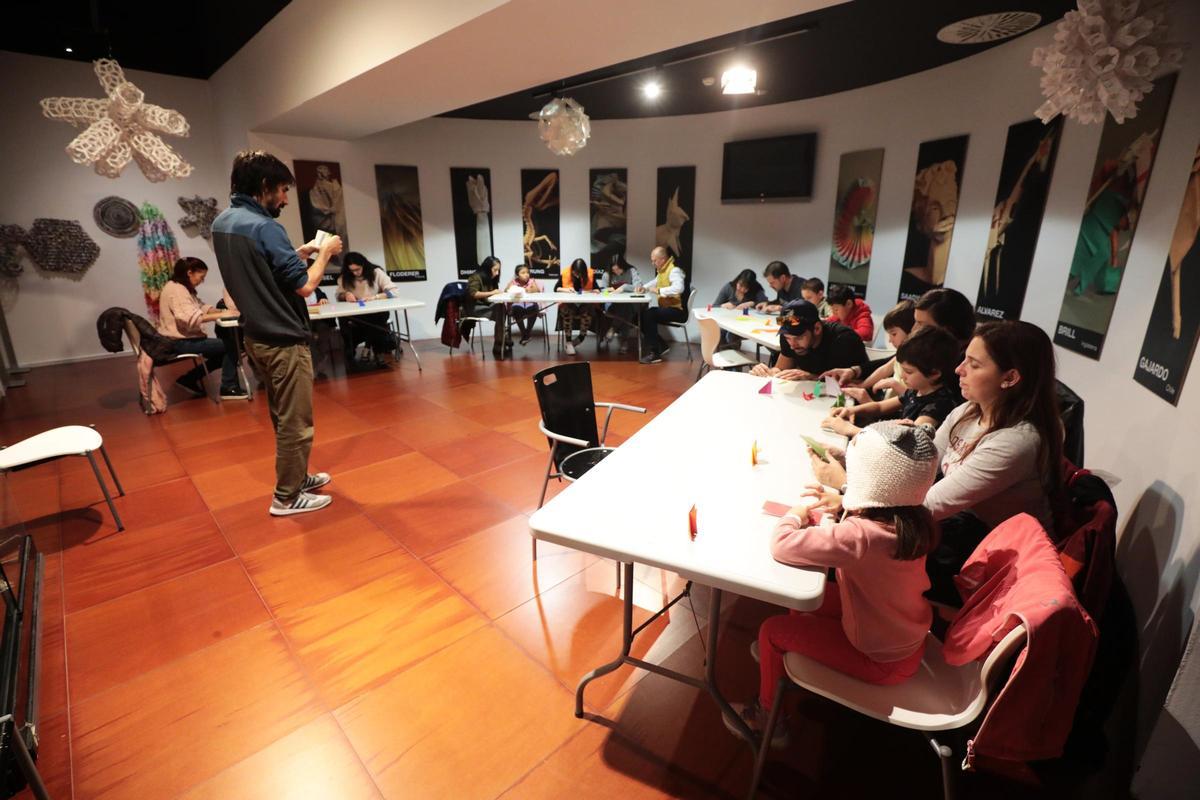 La EMOZ celebra de forma recurrente talleres de iniciación a la papiroflexia.