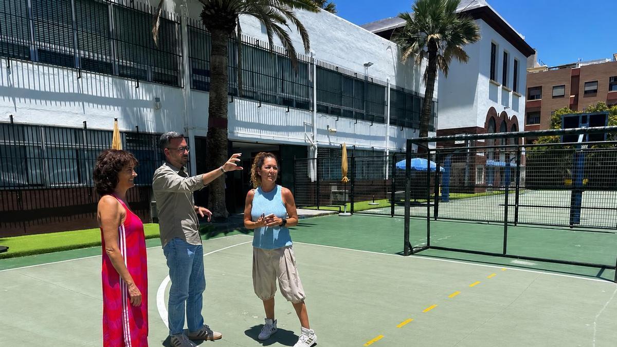 El concejal de Infraestructuras y Patrimonio en Santa Cruz, Javier Rivero, visita el colegio San Fernando.