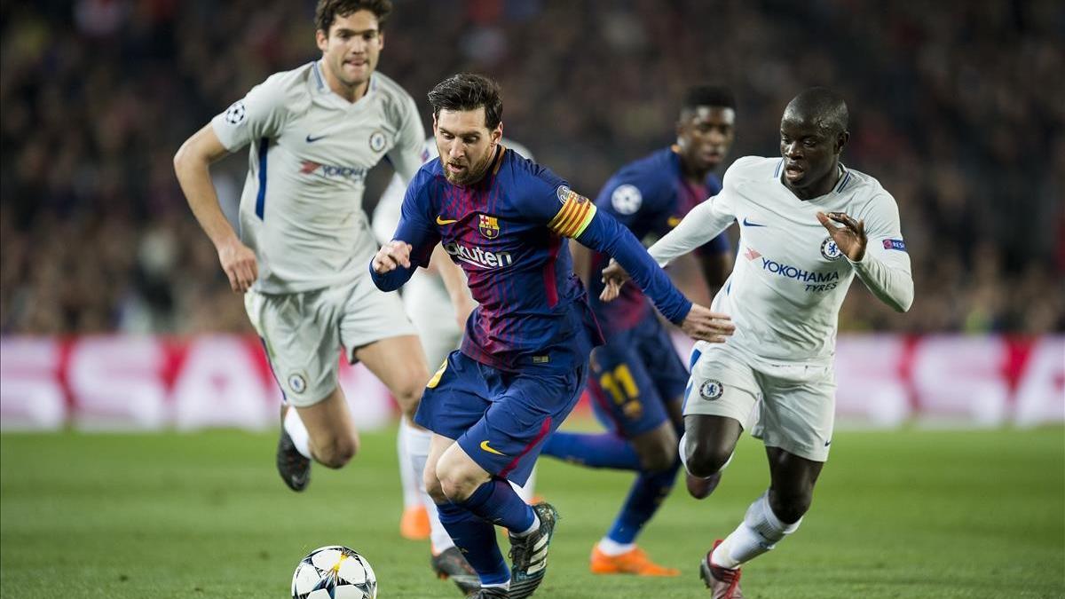 Messi se va de Kanté y Marcos Alonso durante el partido del miércoles en el Camp Nou