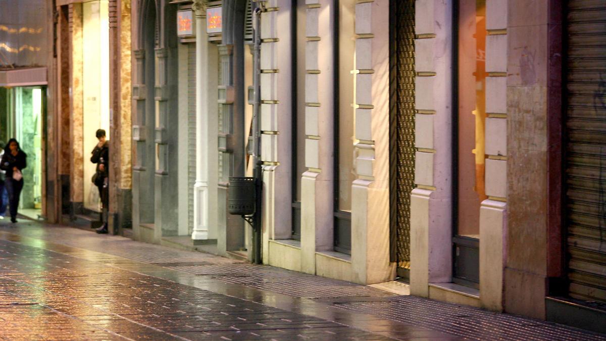 Comercios con las luces encendidas en Santa Cruz de Tenerife