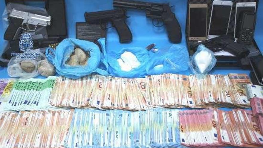 Droga y dinero incautado por la Policía Nacional. // FdV