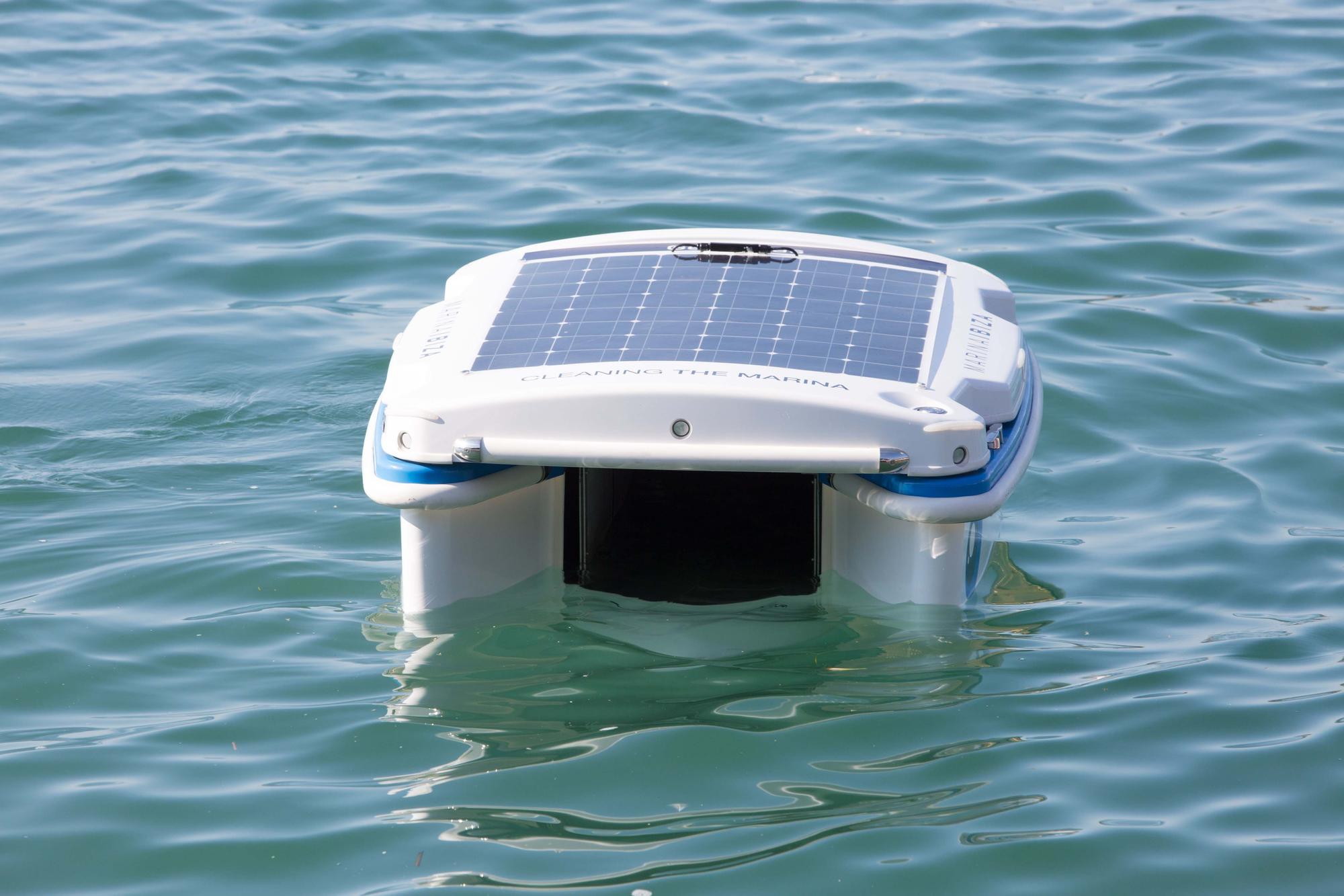 El ‘Geneseas’, un robot pionero en España limpia las aguas de la Marina Ibiza