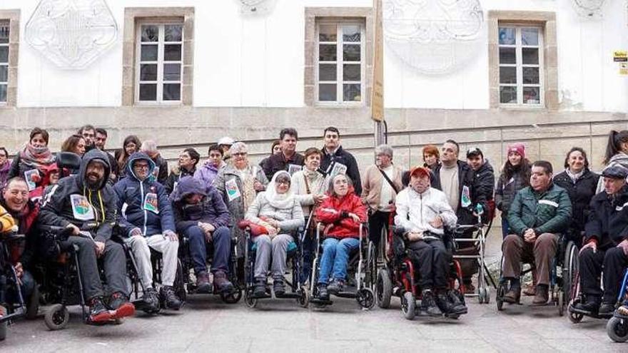 Miembros del colectivo se concentraron ayer frente al Museo MARCO. // FOTOS: Paula Fariña