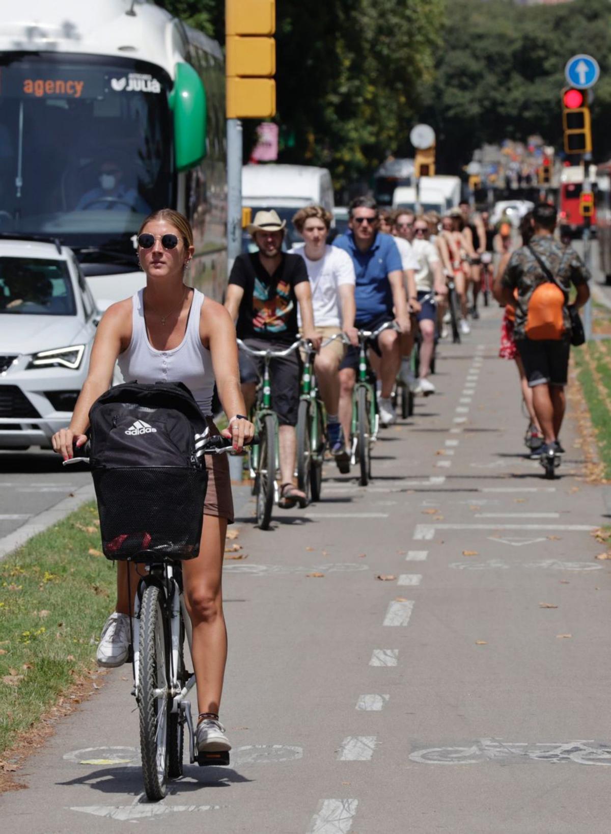 Els homes tripliquen les dones que agafen la bici per anar per Barcelona