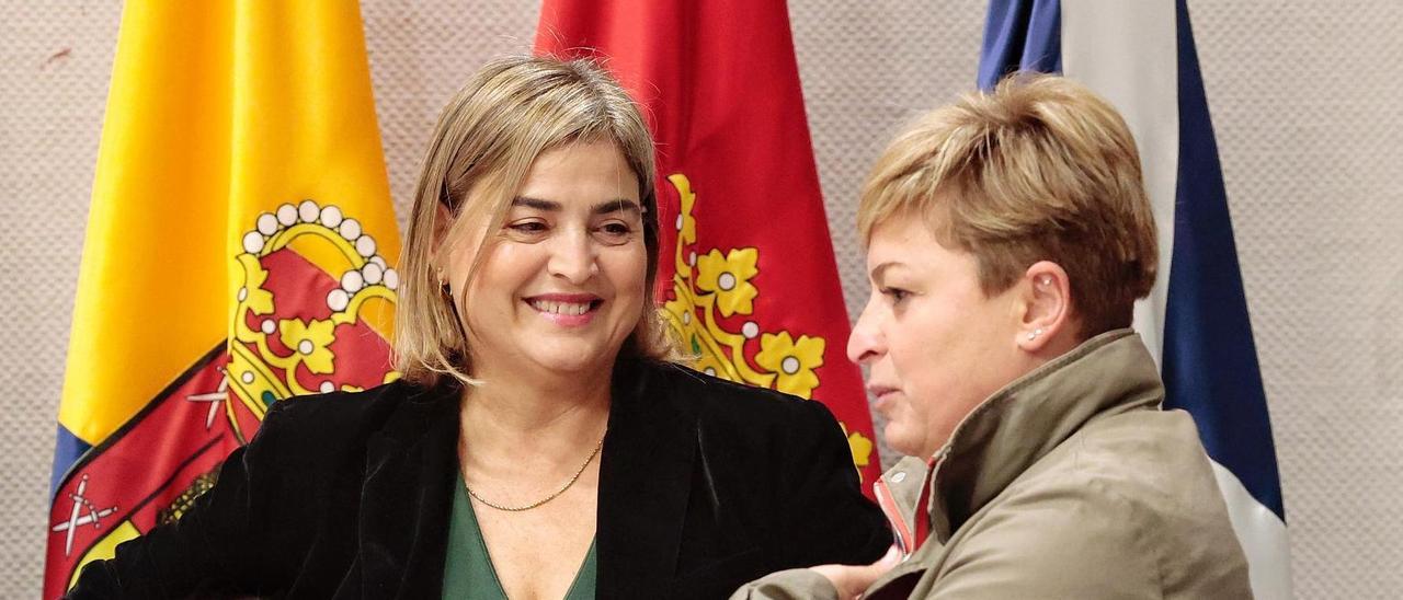 La administradora general de RTVC, María Méndez (i), conversa con la socialista Nayra Alemán (d).