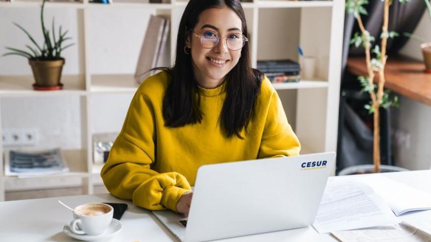 Una joven estudia a distancia.