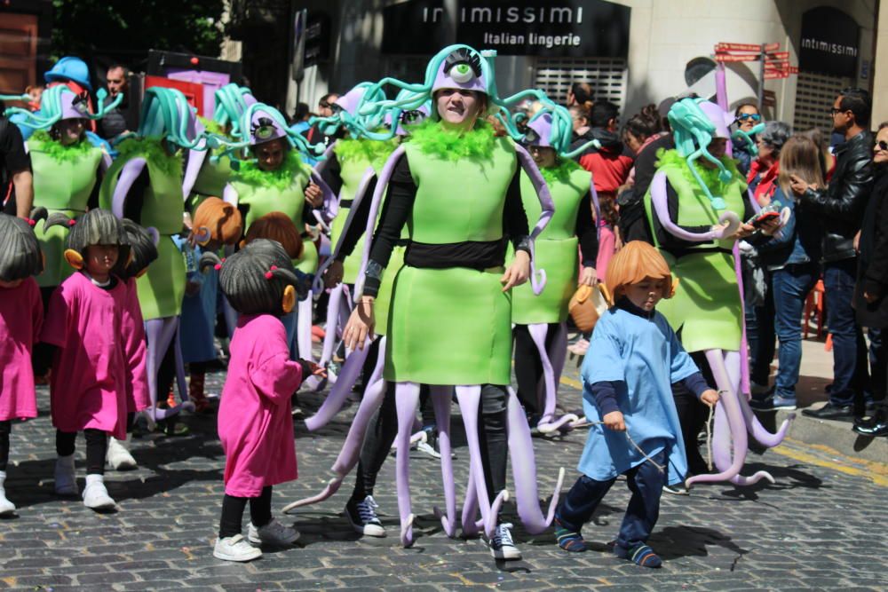 La rua escolar de la Santa Creu torna a enlluernar