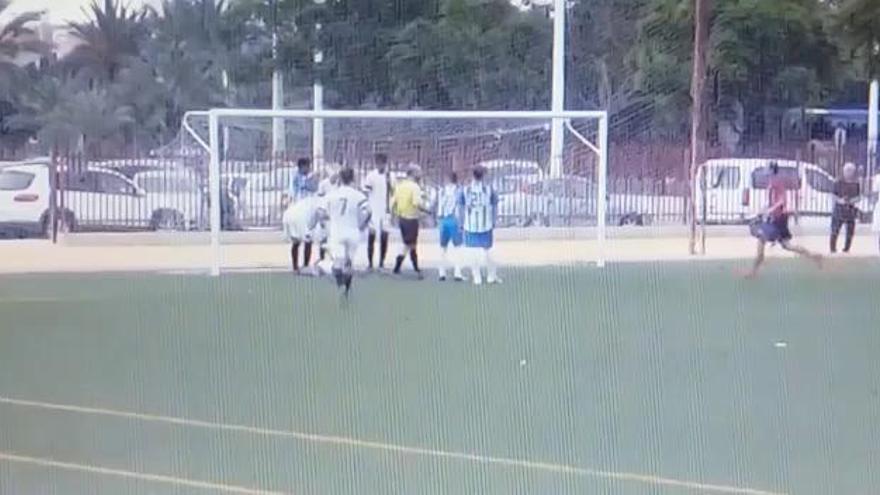 El portero del Hércules cadete cae desplomado y es salvado por los asistentes al partido