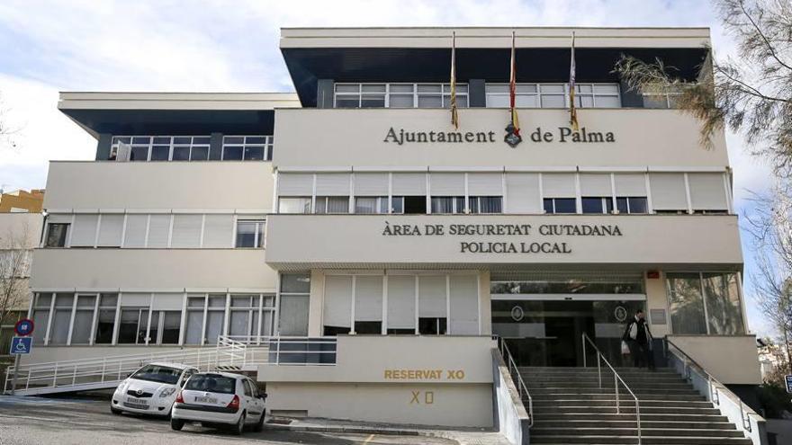 El agente se dejó ver por el cuartel de Sant Ferran ayer por la mañana antes de ir a los juzgados.