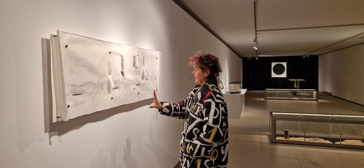 Sylvia Molina, junto a una de las obras que integran la exposición multisensorial 'Transitando entre trazos'