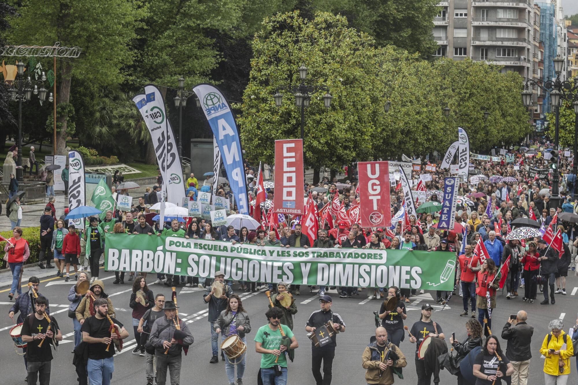 EN IMÁGENES: Así fue la gran manifestación de profesores por la enseñanza pública asturiana