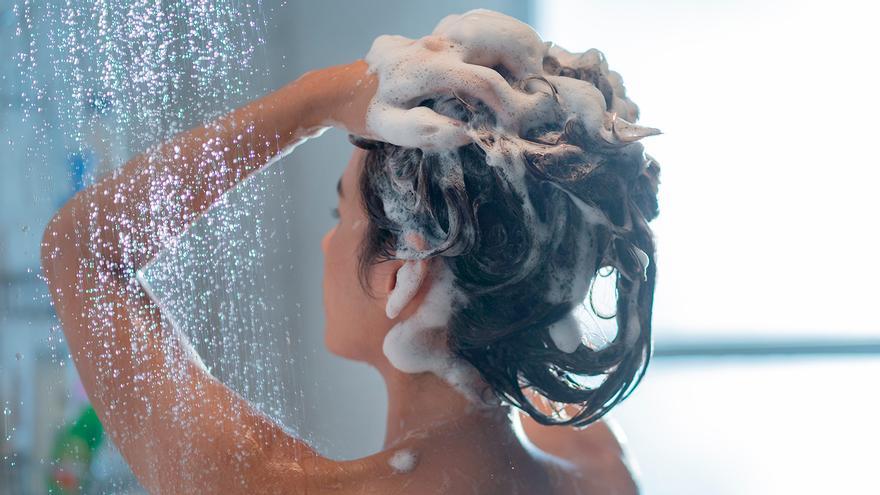 El error que cometemos al lavar el pelo: asï se debe aplicar el champú para hacer que crezca el cabello