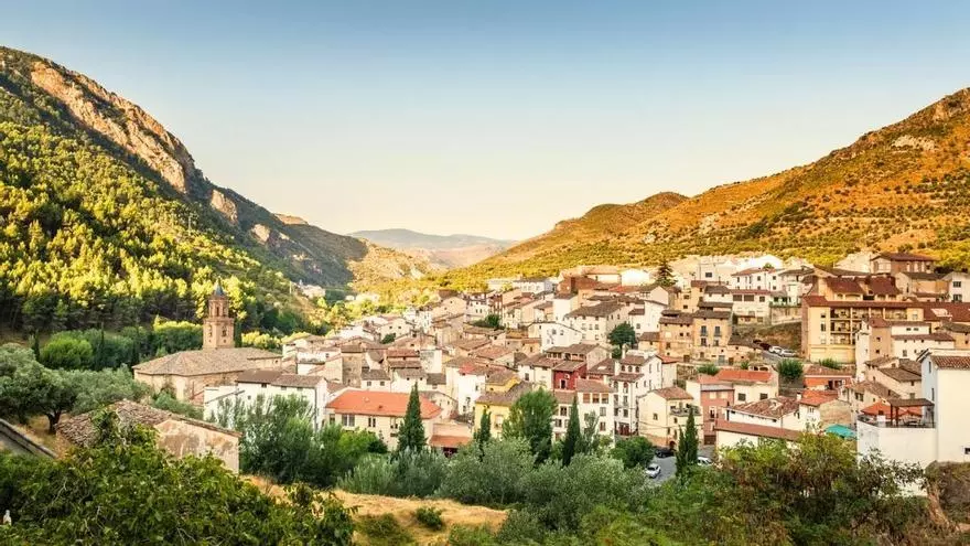 Las termas más impresionantes de España en otoño son gratis: en un pueblo pintoresco y tienen propiedades medicinales