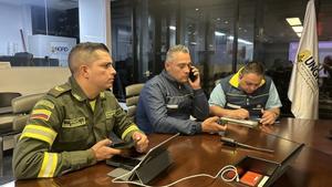 Miembros de la Unidad Nacional para la Gestión del Riesgo de Desastres trabajando en la emergencia por el derrumbamiento en Colombia