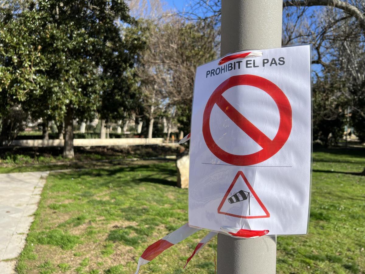 Un cartel que prohíbe el paso en Lleida por el fuerte viento