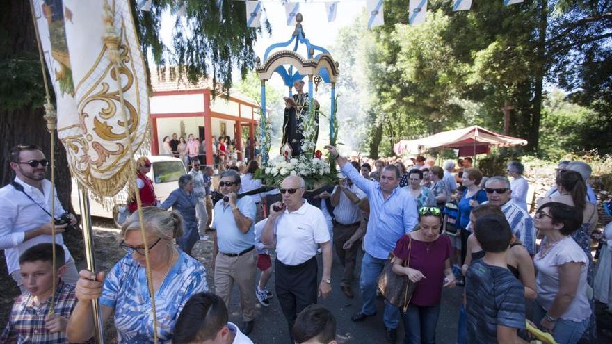 Un instante de la procesión en honor a San Benito de Pardesoa, este mediodía. // Bernabé / Cris M.V.