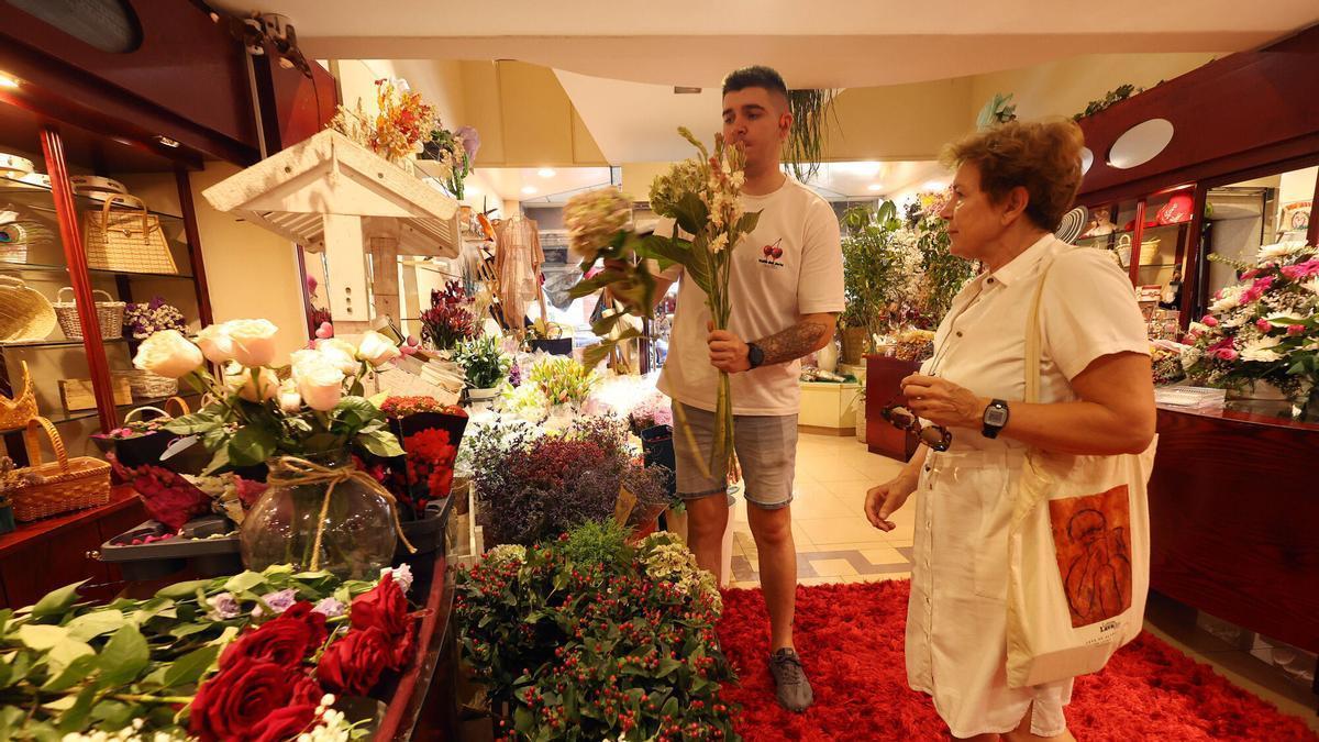 Selección de flores para un ramo en la Floristería Peregrina.