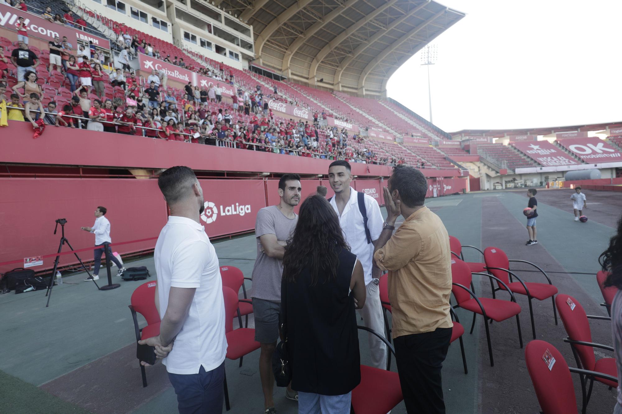 Unos dos mil seguidores del RCD Mallorca se despiden de Reina y Salva Sevilla en Son Moix