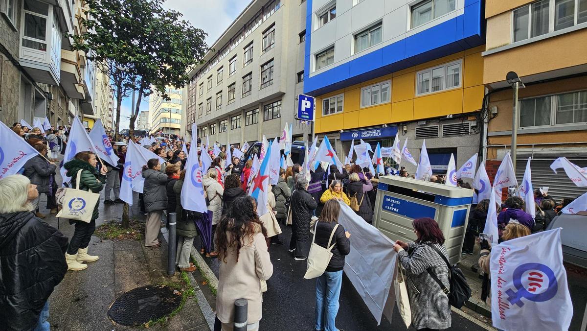 Mobilización do sindicato nacionalista ante a sede do PP local este 25 de novembro