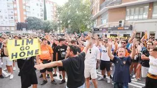 El Valencia se entrega al Barça, toca fondo y Mestalla carga contra directiva y jugadores