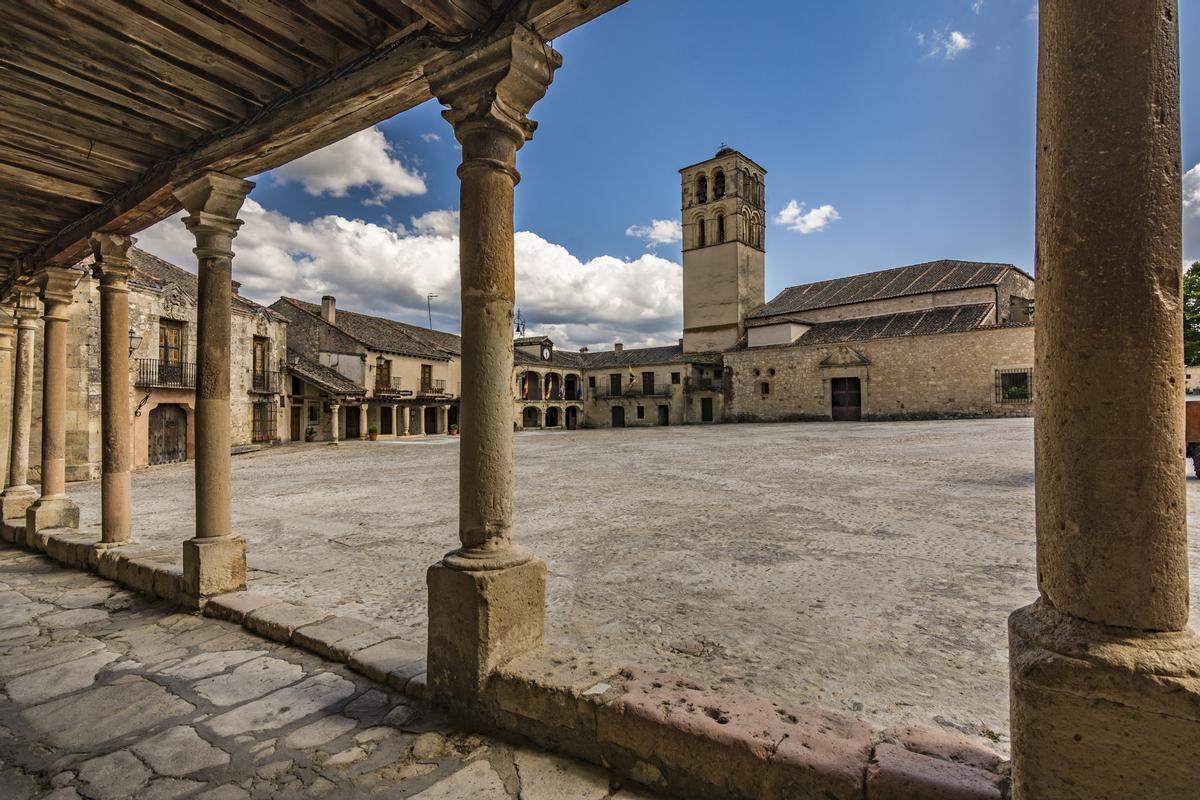 La plaza porticada en el centro de Pedraza