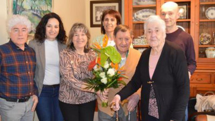 Sanxenxo felicita a un nuevo vecino centenario, Anselmo Outón, de Dorrón