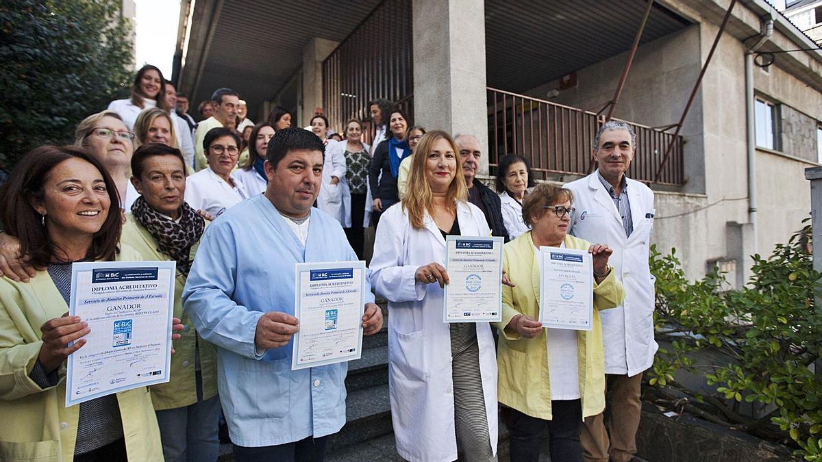 Foto del personal del centro de salud de A Estrada, el pasado año, ejercicio por el que optan este año al Premio Best in Class. |  // BERNABÉ /C.M.V.